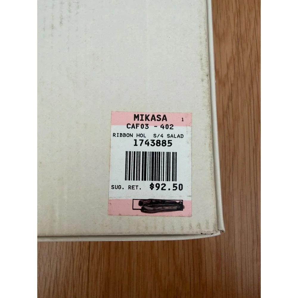 Set of 4 NIB Mikasa Ribbon Holly 8